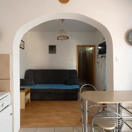 Studio Apartman Ema 2 Gornji Karin Exterior photo